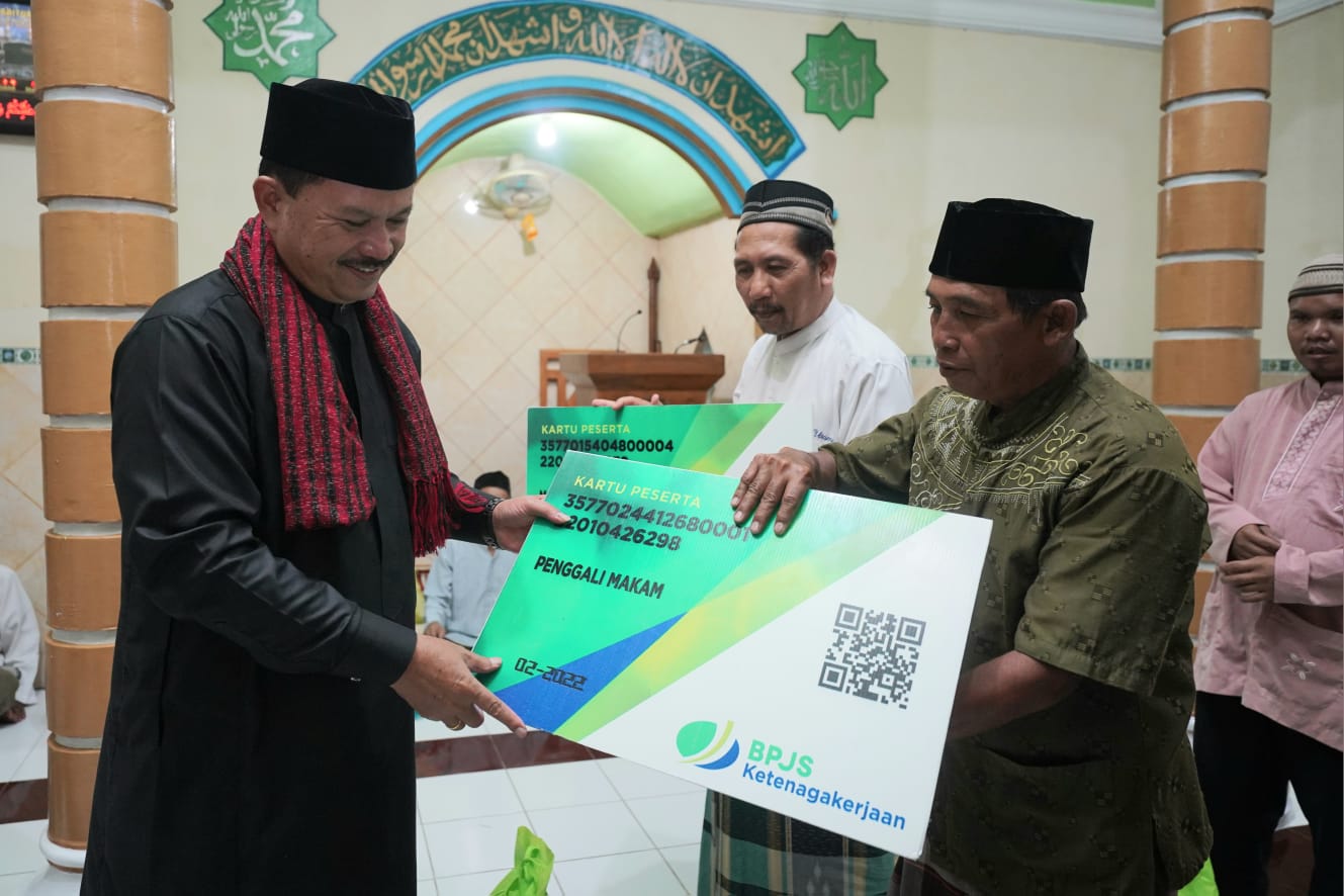 Salat Isya di Masjid Baiturohman Kelurahan Rejomulyo, Jamaah Minta Bantuan Rp 10 Juta, Wali Kota Kasih Rp 15 Juta