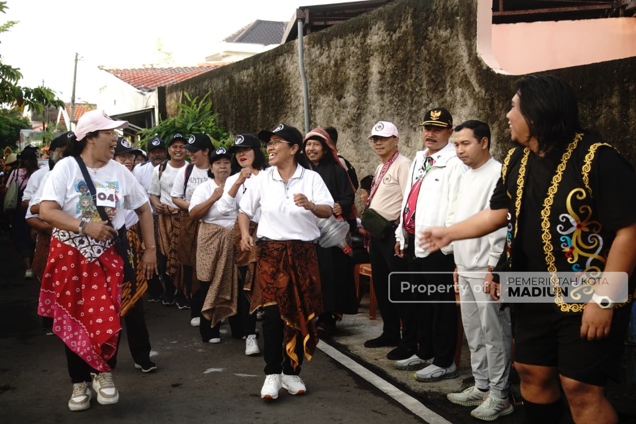Berangkatkan Jalan Santai Budaya HUT ke-26 Paroki Mater Dei Madiun, Wali Kota Beri Selamat dan Apresiasi Kegiatan