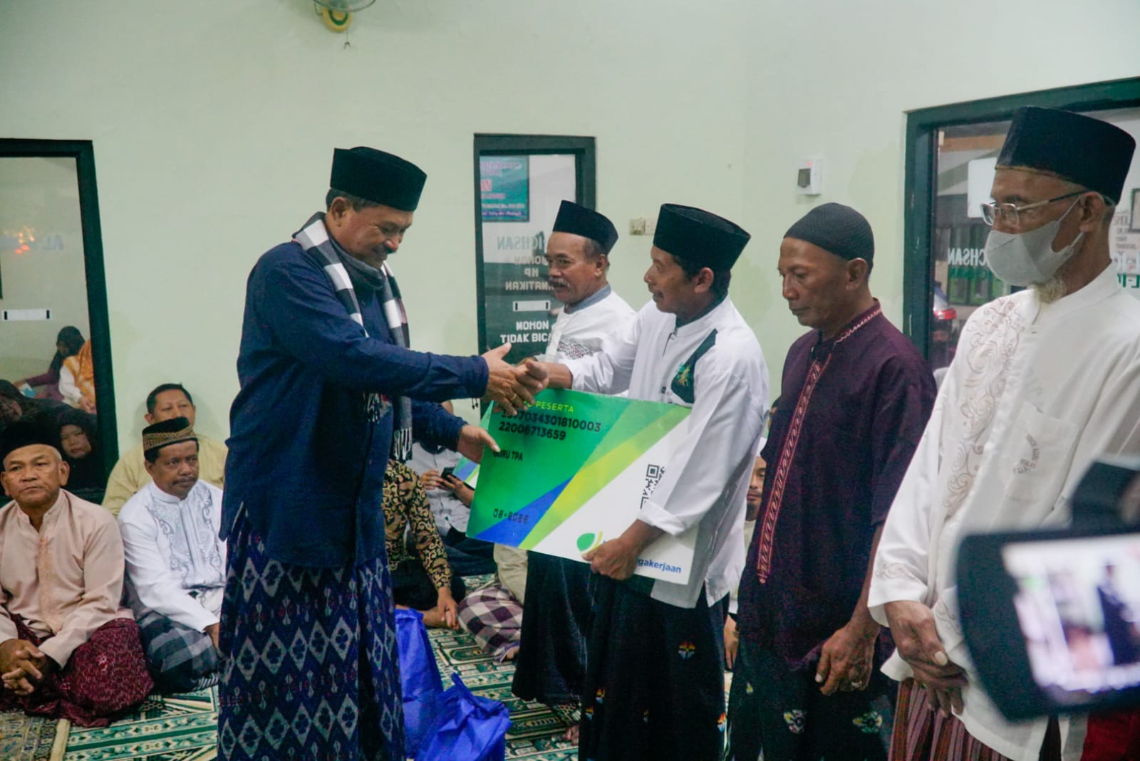 Beribadah di Masjid Al Ichsan, Wali Kota Sampaikan Program Pembangunan