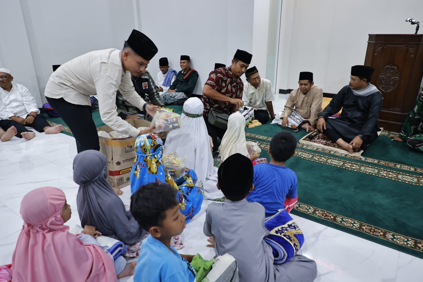 Tarawih di Masjid Baiturohim Lanjutan Safari Ramadan, Wali Kota Harap Jamaah Tak Khawatir Kebutuhan Pokok Lebaran