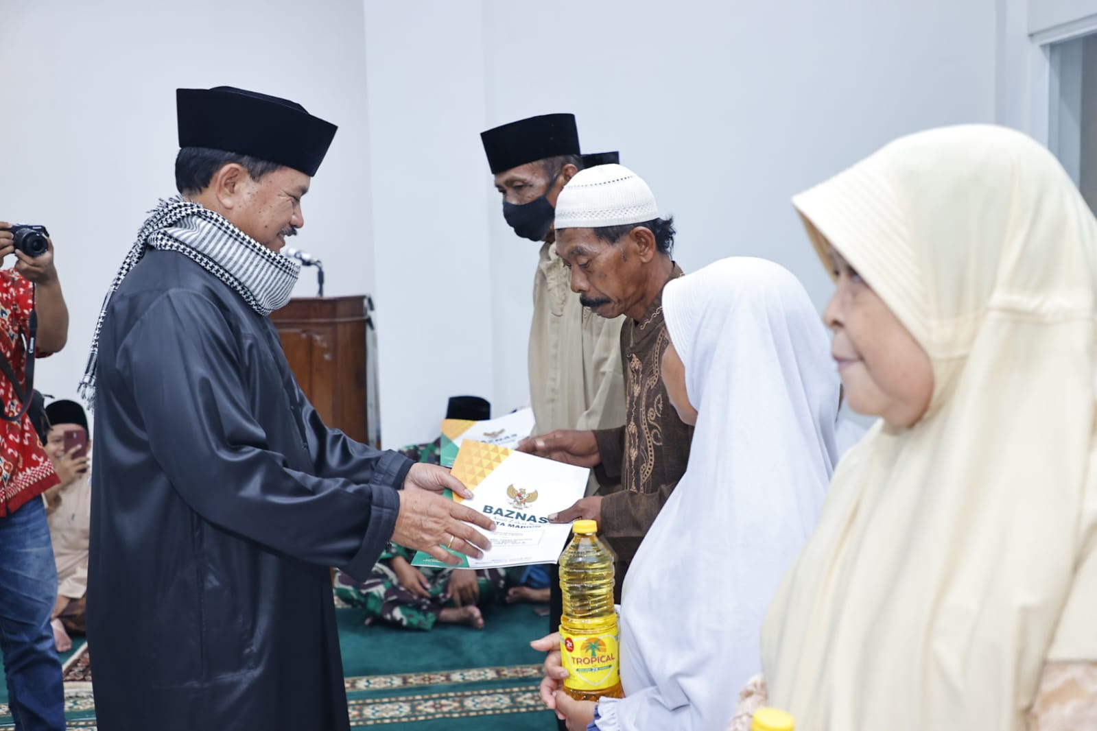 Tarawih di Masjid Baiturohim Lanjutan Safari Ramadan, Wali Kota Harap Jamaah Tak Khawatir Kebutuhan Pokok Lebaran