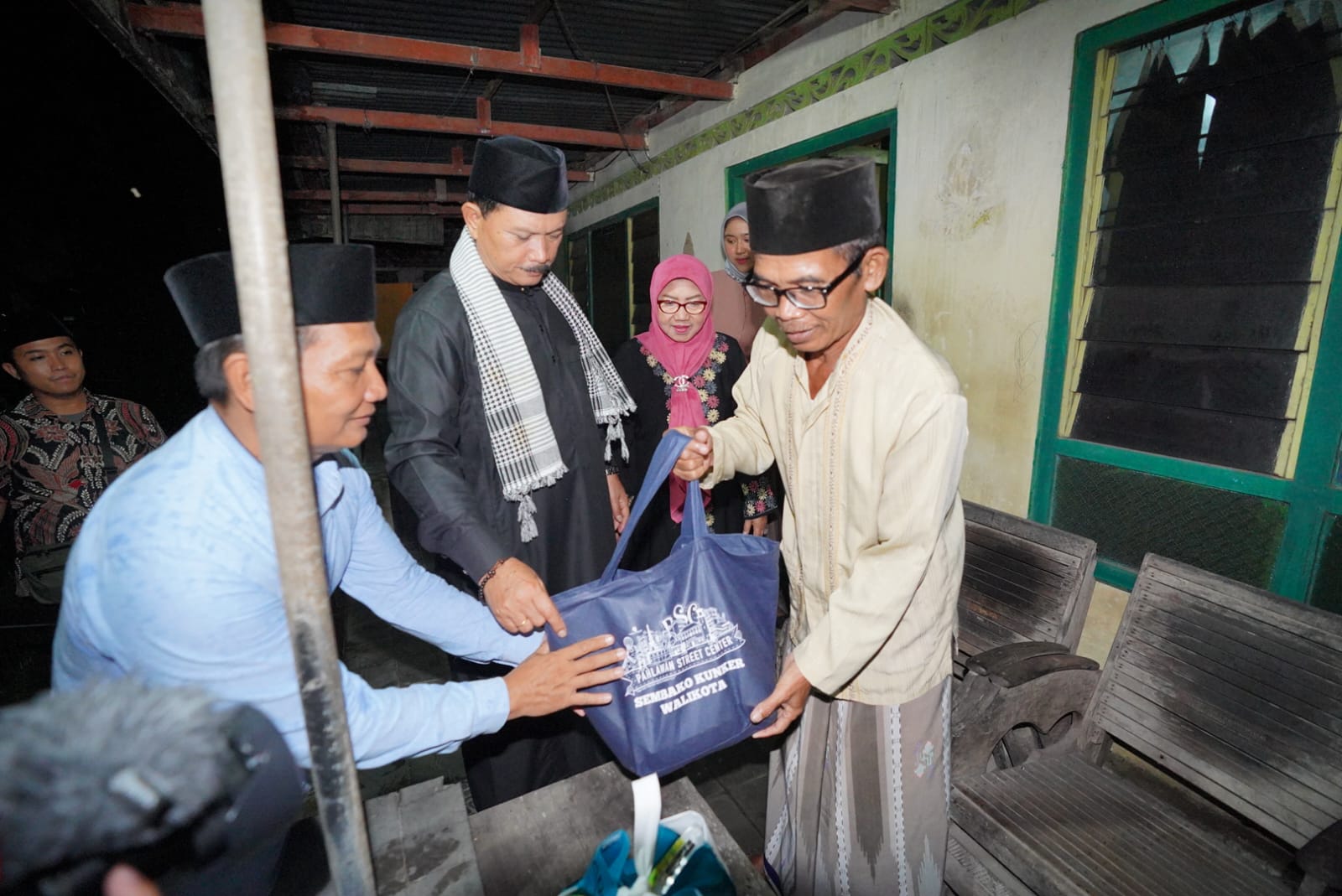 Di Kelurahan Pilangbango, Wali Kota Maidi Sambang Warga Hingga Bagi Sembako