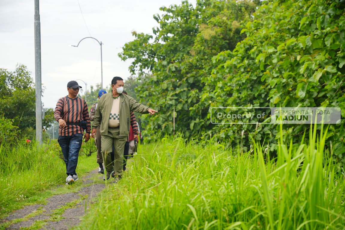 Jalan Kaki Bersama Pejabat Perangkat Daerah, Wali Kota Madiun Serahkan Bantuan di Kelurahan Winongo dan Kelurahan Manguharjo