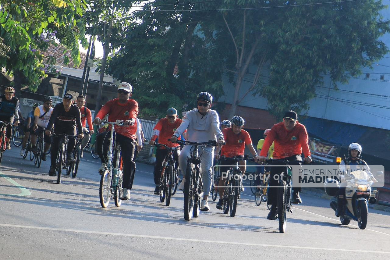 Tutup Rangkaian Perayaan HUT ke-80 TNI, Korem 081/Dhirotsaha Jaya Gelar Fun Bike dan Senam Bersama