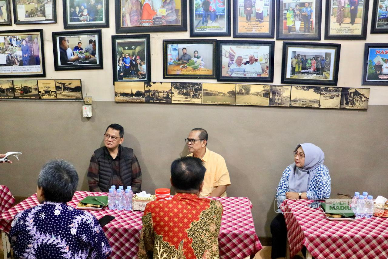 Deputi Pelayanan Publik KemenPAN-RB Kunjungi Kota Pendekar, Cicipi Makanan Khas sebelum ke Balai Kota