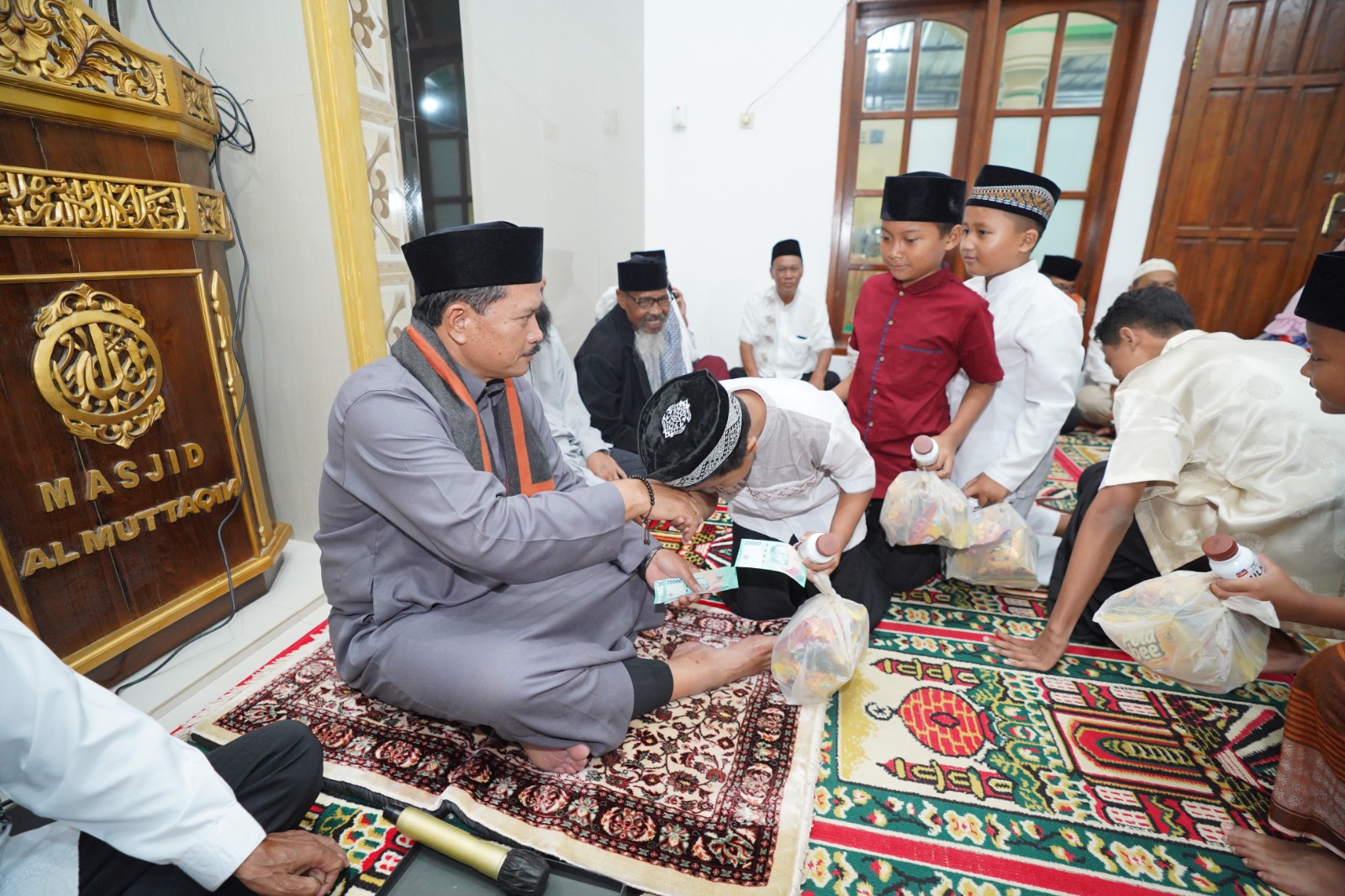 Salat Isya di Masjid Al Muttaqin, Wali Kota Juga Salurkan Berbagai Bantuan