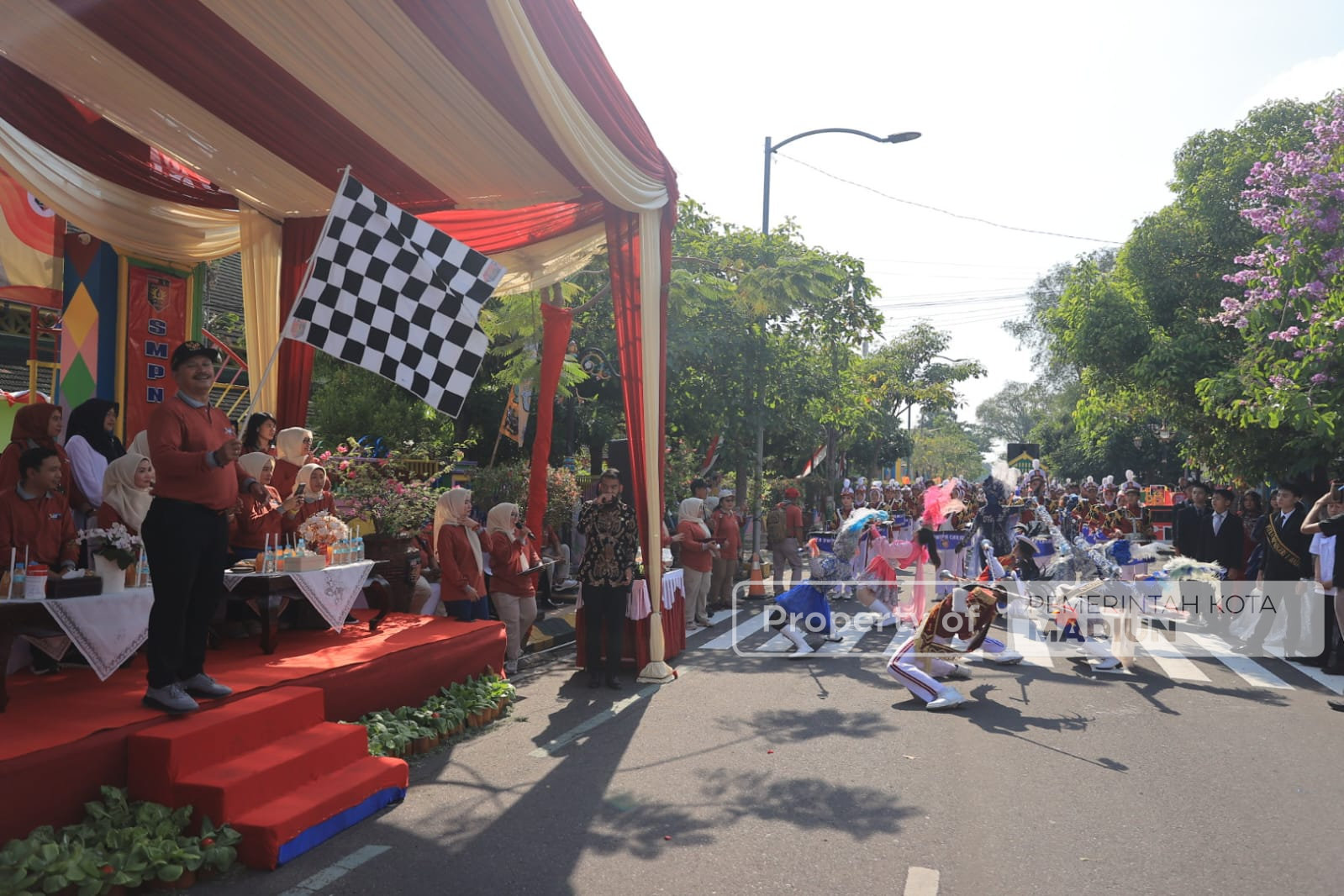 Wali Kota Madiun Apresiasi Pawai SMPN 1, Dorong Tampil di Ajang Apeksi Bali 2026