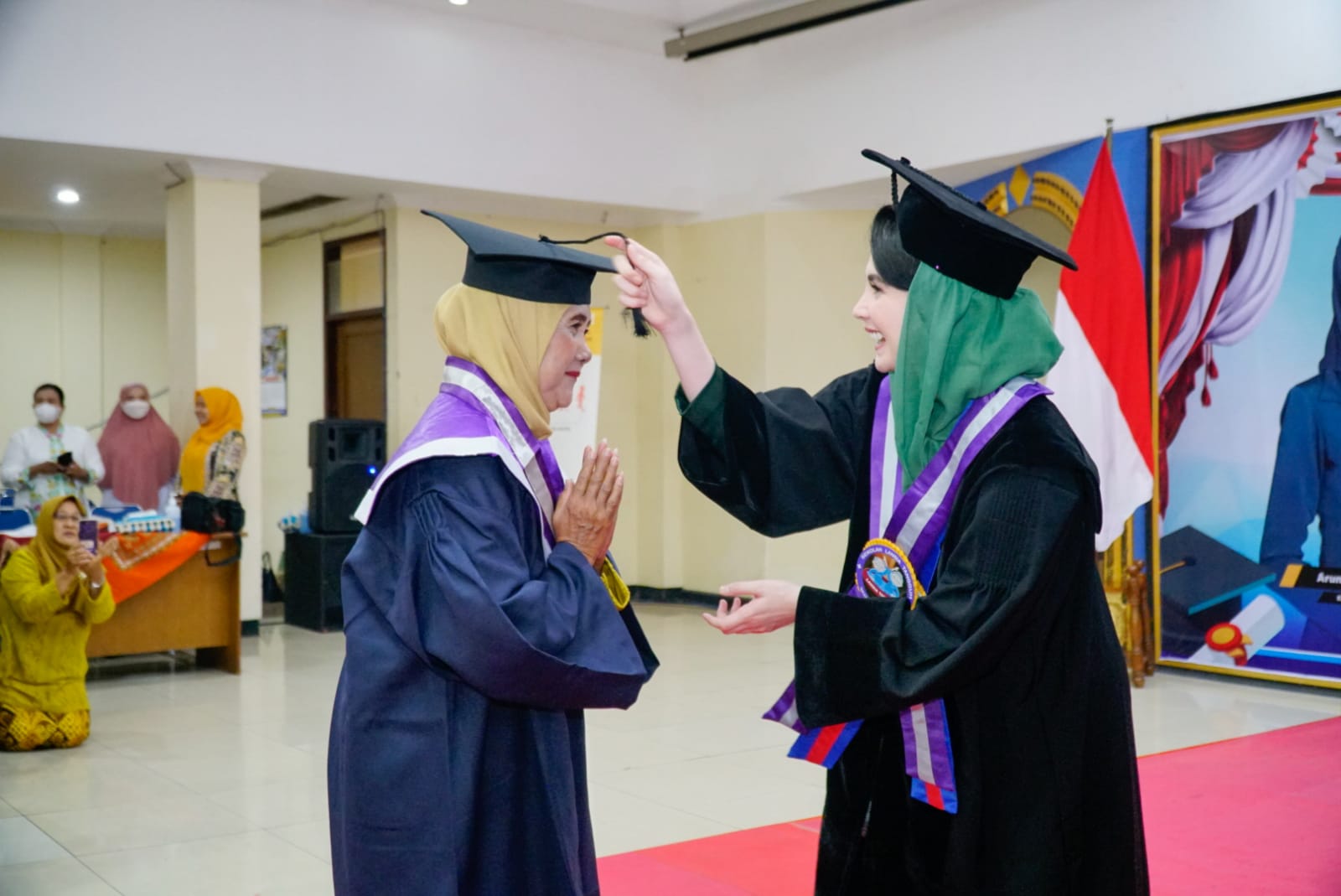 Selesaikan Pendidikan SOTH dan Selantang, Emak-Emak dan Lansia Laksanakan Wisuda