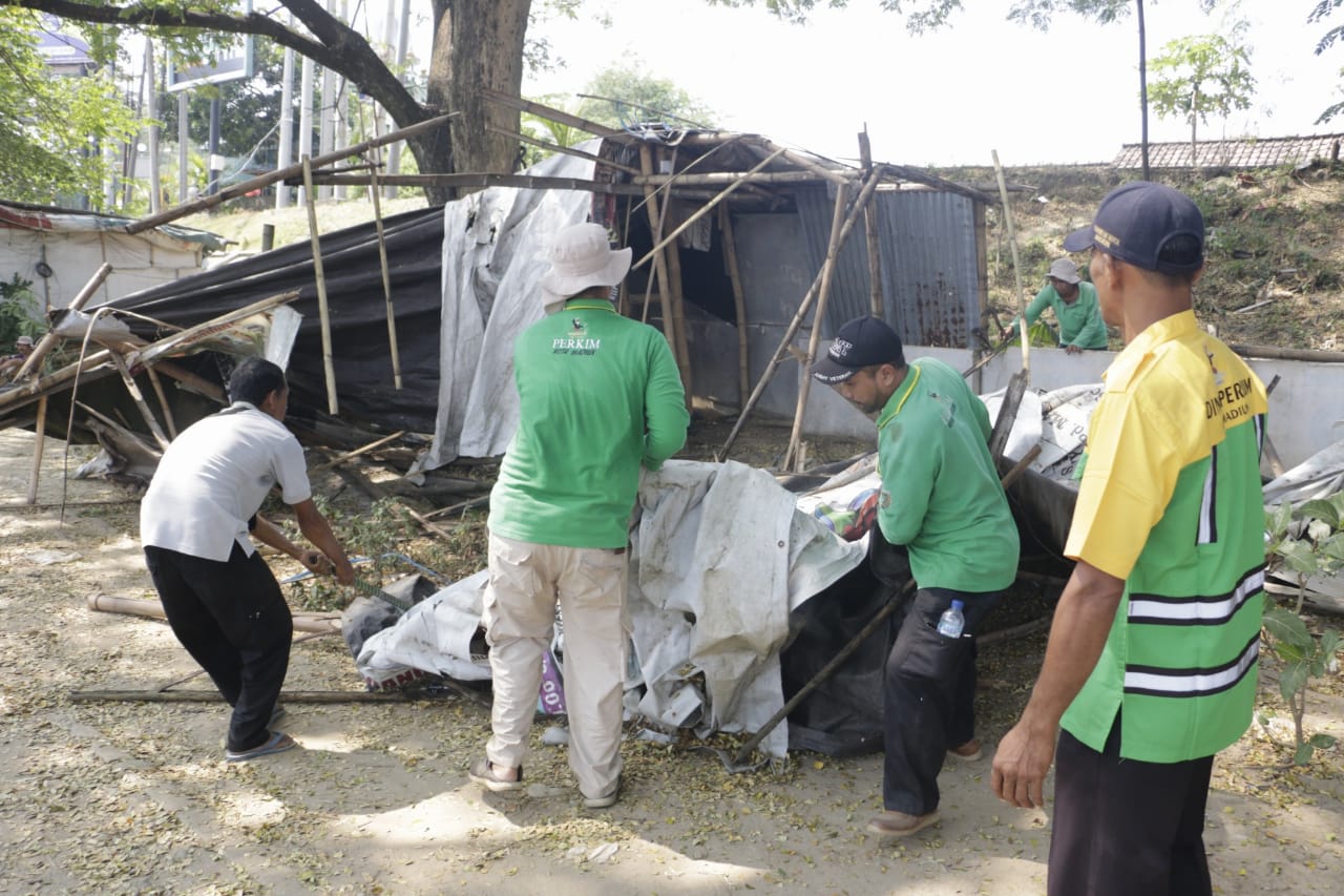Kerja Bakti Bersama Warga di Lapak Pancasoka, Wali Kota Harap Kebersihan dan Kenyamanan Terus Dijaga