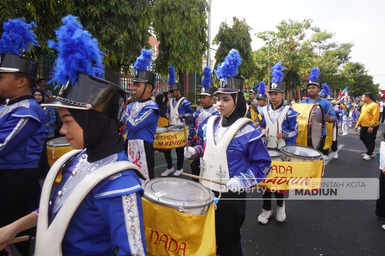 Meriah! Wali Kota Madiun Berangkatkan Pawai HUT ke-79 SMPN 2 Madiun