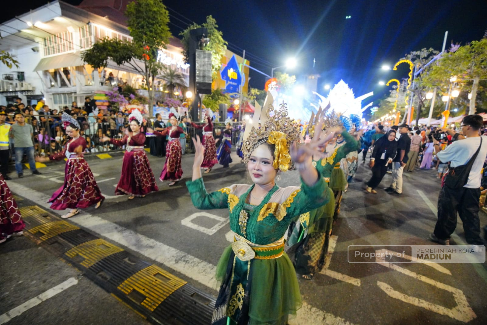 Ribuan Masyarakat Tumplek Blek, Madiun Spektra Carnival Gemerlapkan Malam Kota Pendekar, Wali Kota Sampaikan Apresiasi dan Terima Kasih