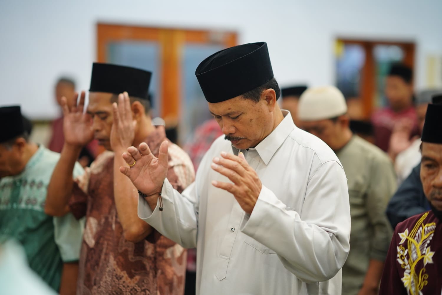 Shalat Isya Dan Tarawih Di Masjid Al Amin, Wali Kota Serahkan Bantuan Untuk Anak Yatim