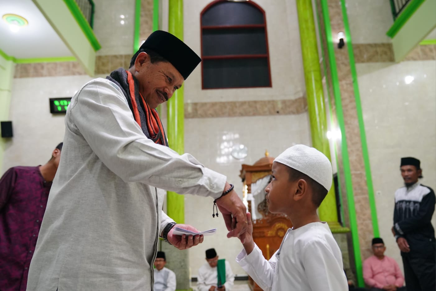 Salat Isya di Masjid Al Mujahidin Manisrejo, Wali Kota Terima Berbagai Usulan dari Warga