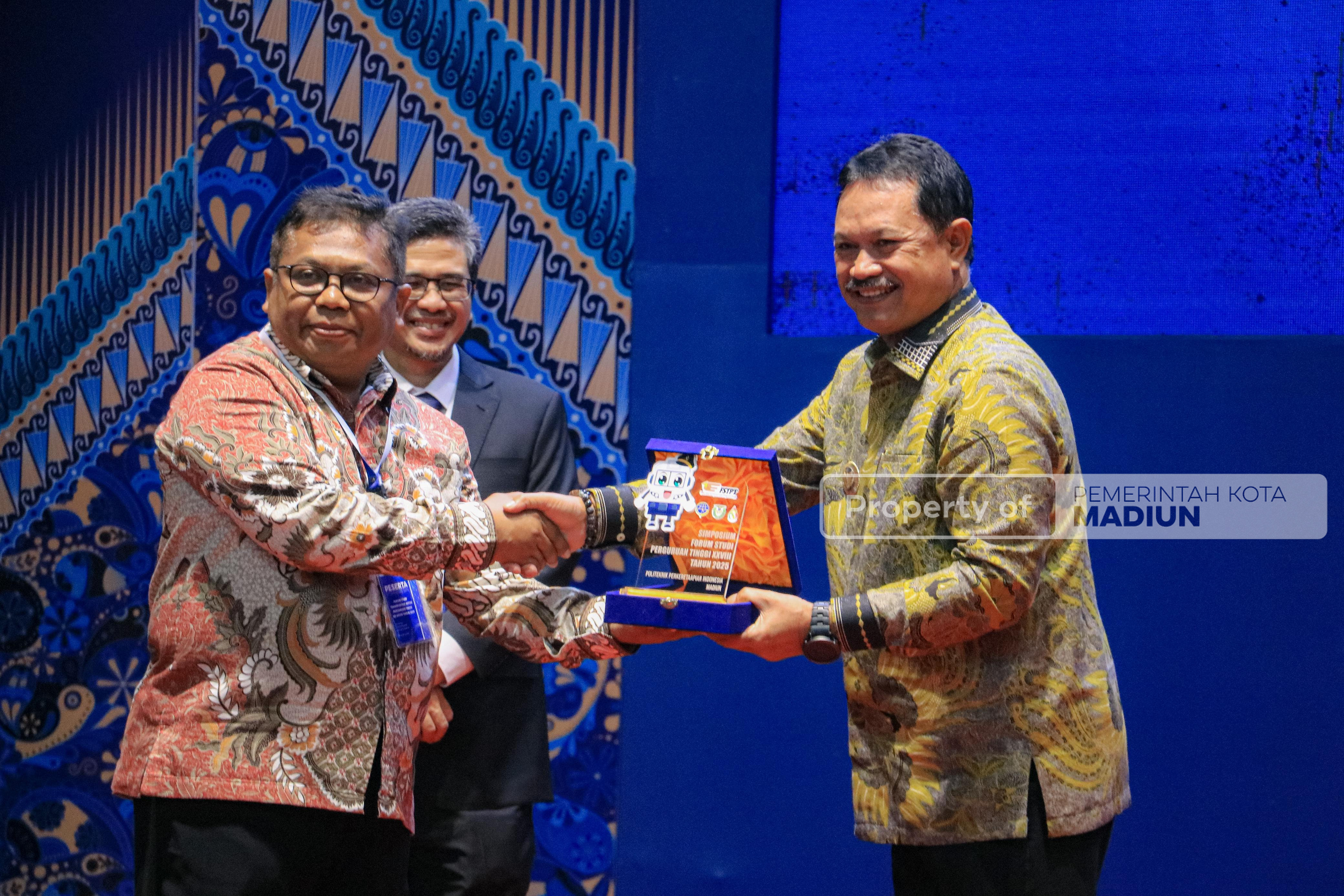 Wali Kota Madiun Apresiasi Perkembangan Perguruan Tinggi dalam Simposium FSTPT di PPI Madiun