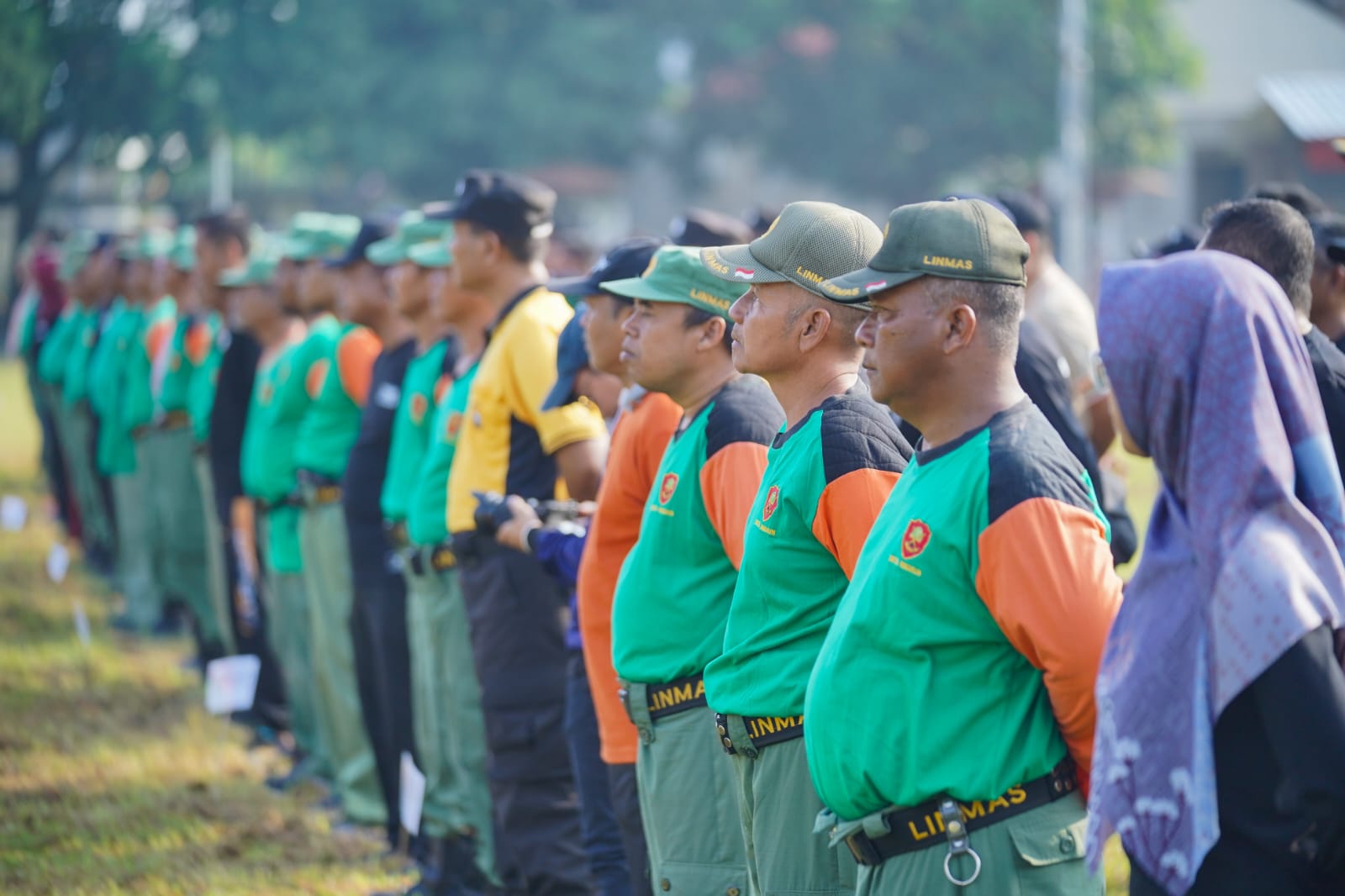 Pimpin Apel Kerja Bakti, Wali Kota Serahkan Penghargaan Bagi Satlinmas Berdedikasi