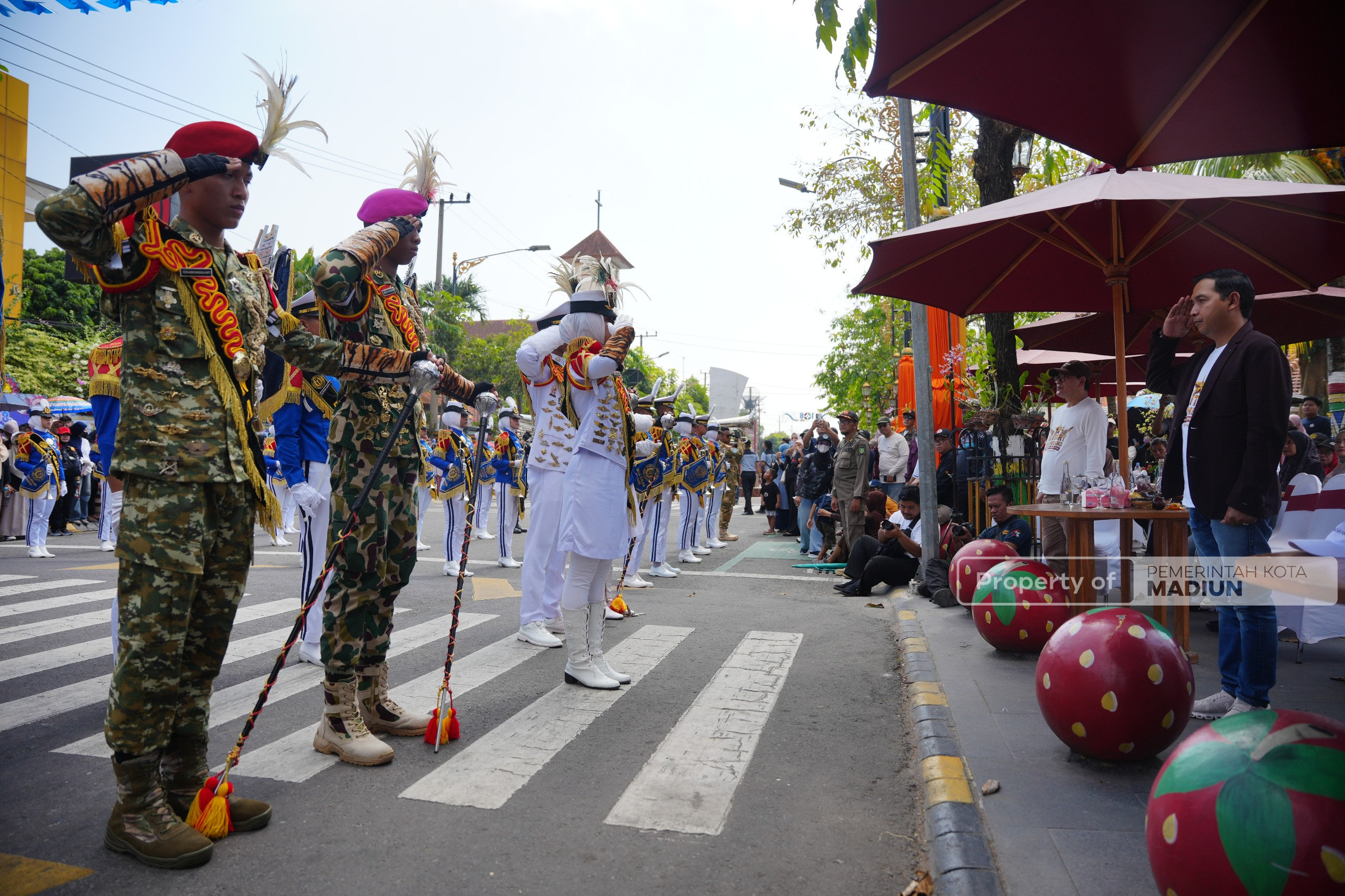Parade Military Drumband Semarakkan HUT ke-108 Kota Madiun, Plt Wali Kota Harap Ekonomi Lokal Kian Bergeliat