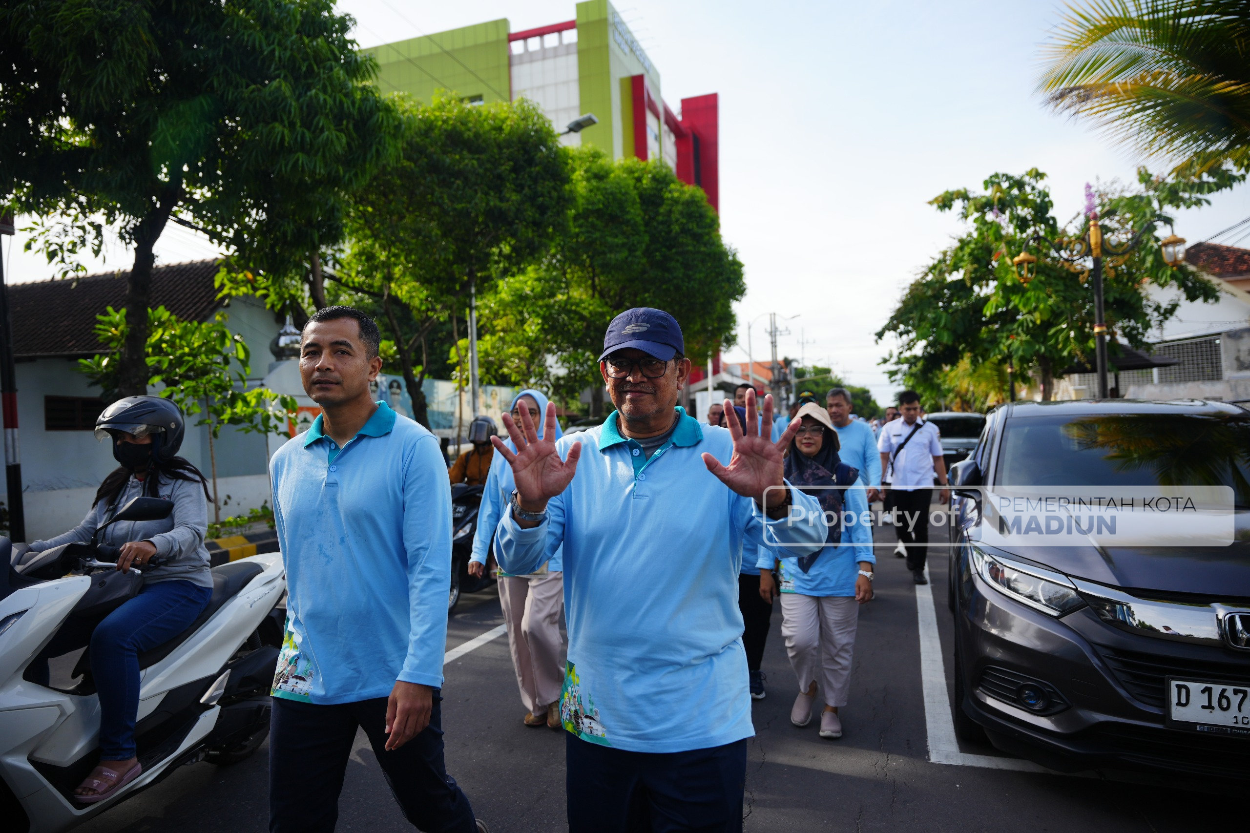 Peringatan HKN ke-61, Sekda Kota Madiun Pimpin Jalan Sehat dan Tekankan Pentingnya Generasi Sehat