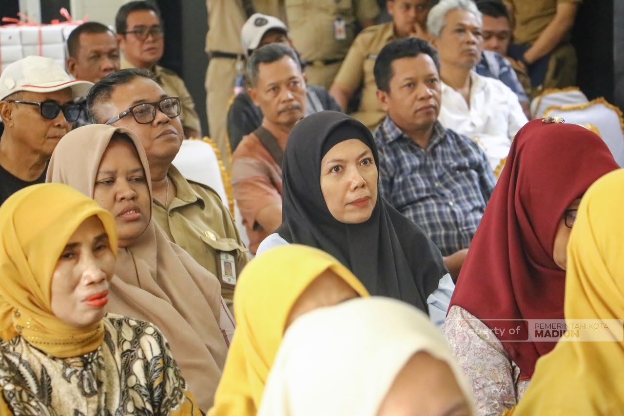 Beri Pembinaan PKL, Plt Wali Kota Tegaskan PKL Wajib Jaga Kebersihan