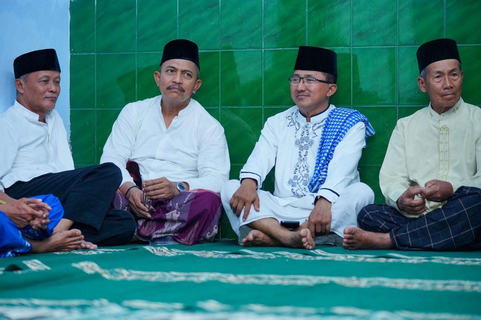 Gelar Salat Isya di Masjid Baddal’ul Muttaqin, Wali Kota Sosialisasi Sekaligus Salurkan Bantuan ke Warga