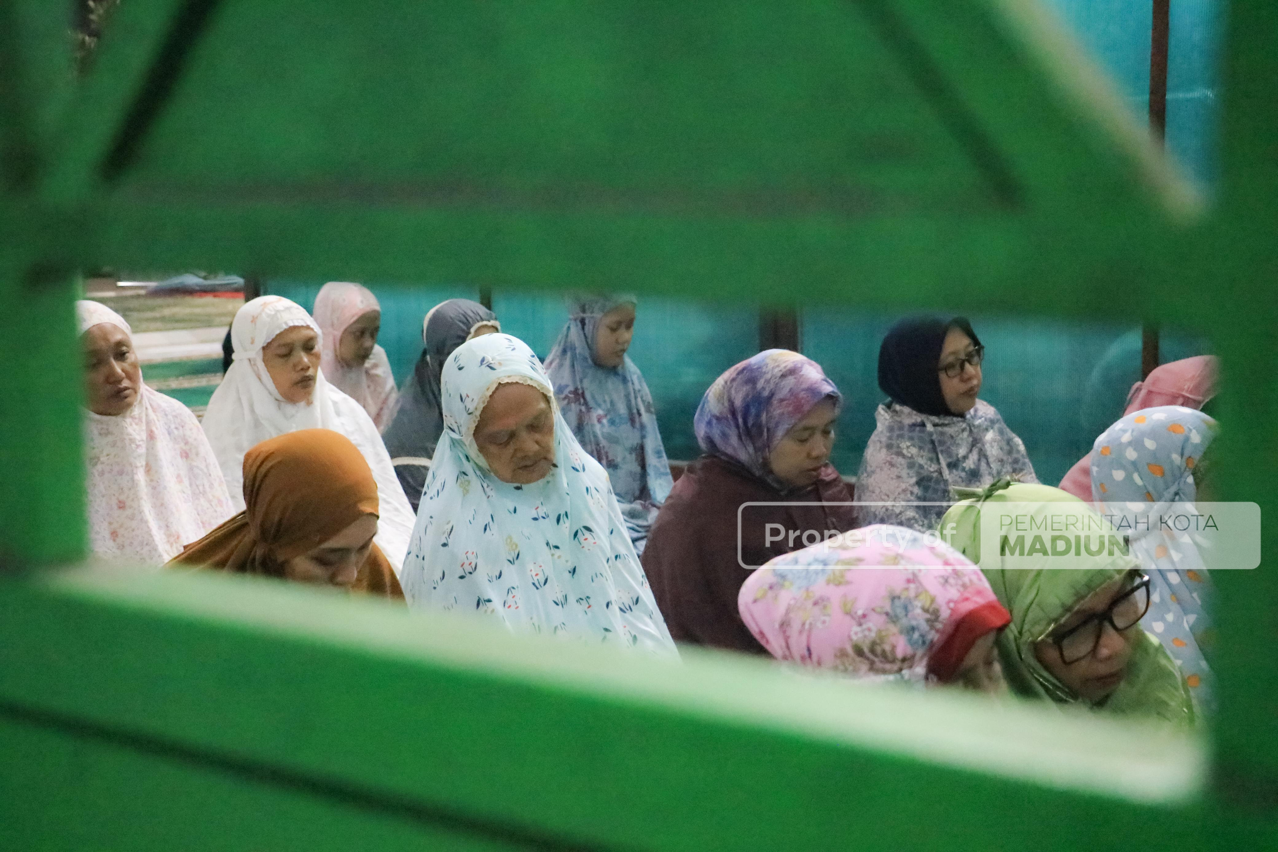 Salat Isya di Masjid Baitussilaturrahmin, Wali Kota Ajak Masyarakat Senantiasa Jaga Kerukunan