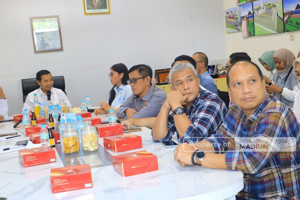 Dukung Pengelolaan Sampah Berkelanjutan, OJK Kediri Serahkan Ratusan Bibit Tanaman