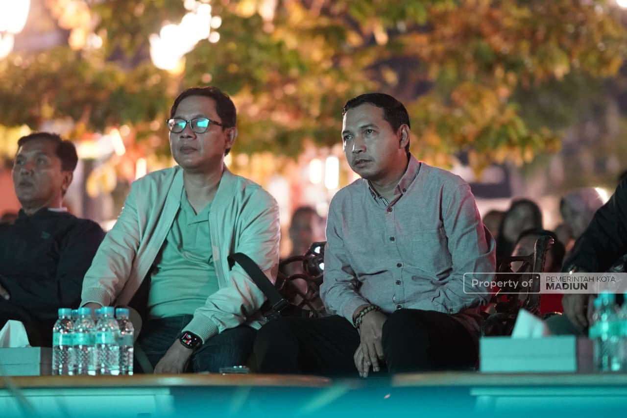 Sempat Diguyur Hujan, Ratusan Warga Tetap Antusias Nobar Final FIFA Series 2026 di Balai Kota Madiun