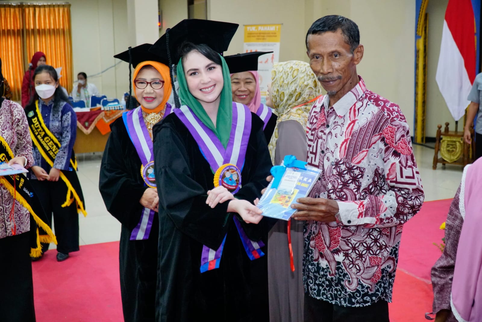 Selesaikan Pendidikan SOTH dan Selantang, Emak-Emak dan Lansia Laksanakan Wisuda