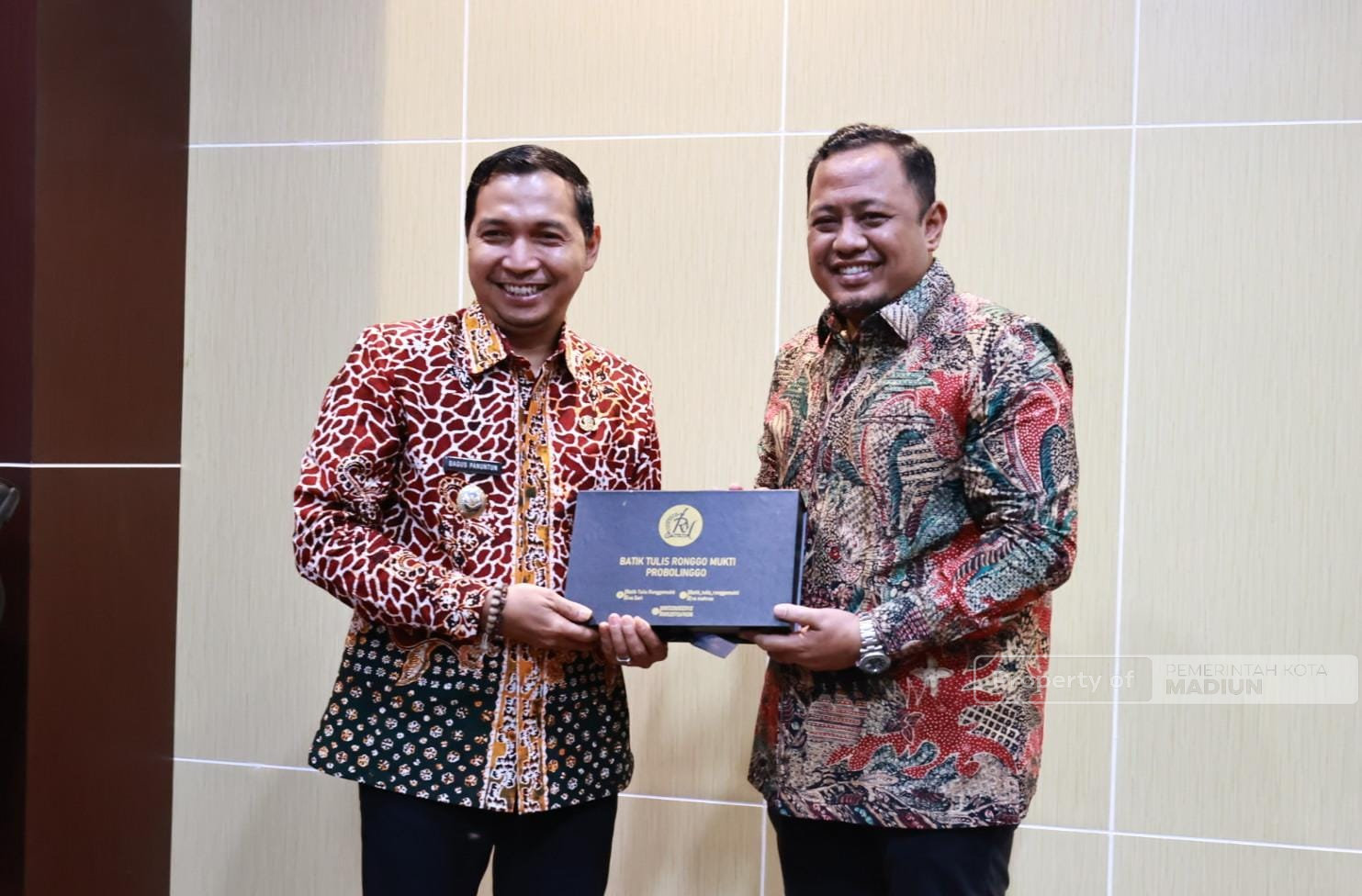 Terima Kunjungan Studi Komparasi Pemkab Probolinggo, Plt Wali Kota Bagikan Strategi Pengelolaan Retribusi untuk Optimalkan PAD