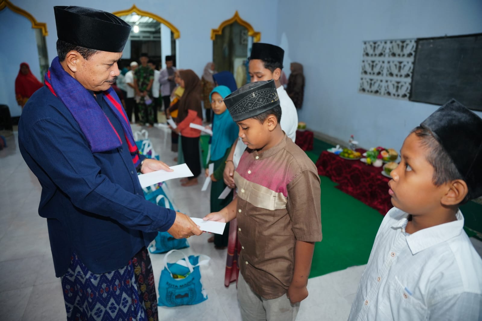 Gelar Salat Isya di Masjid Baddal’ul Muttaqin, Wali Kota Sosialisasi Sekaligus Salurkan Bantuan ke Warga