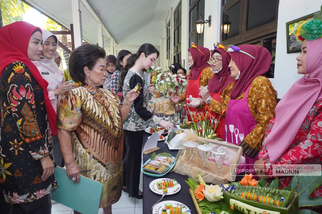 Ketua TP PKK Provinsi Jatim Arumi Terpukau Hasil Cipta Kreasi Jajan Khas Peringatan Hari Jadi, Plt Wali Kota Bakal Patenkan Produk Pemenang dan Beri Pelatihan Khusus