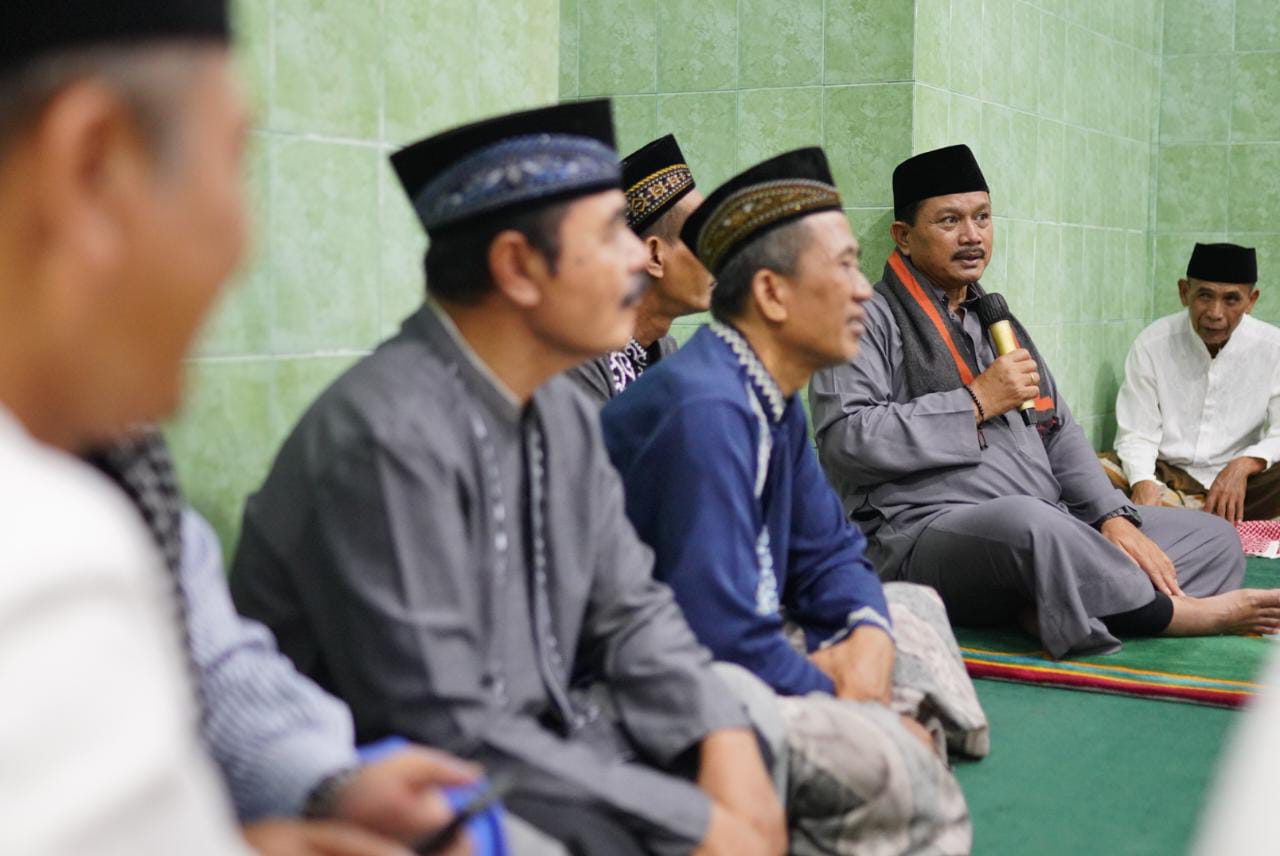 Wali Kota Salat Isya di Musala Al Palang, Juga Bersilaturahmi Hingga Salurkan Bantuan