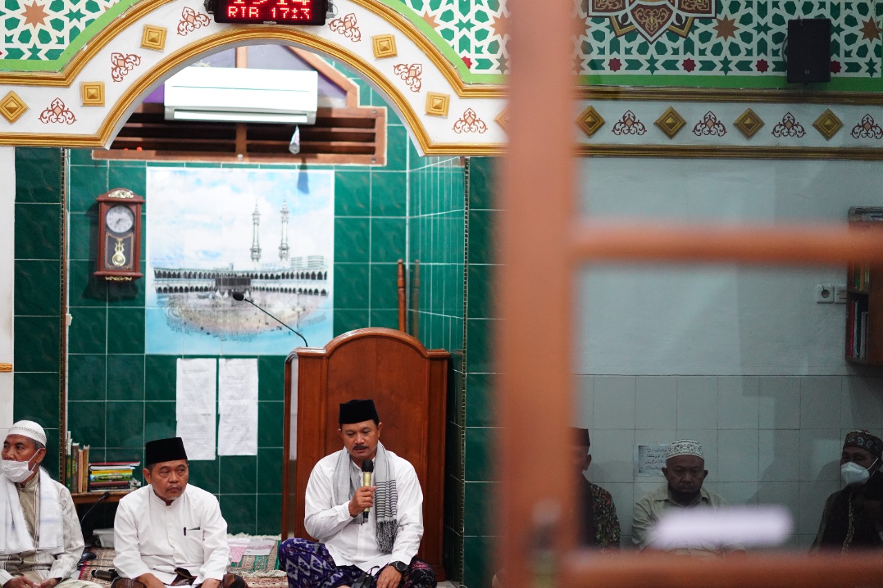 Salat Isya di Masjid Al Huda, Wali Kota Apresiasi Giat Hafalan Alquran di TPA