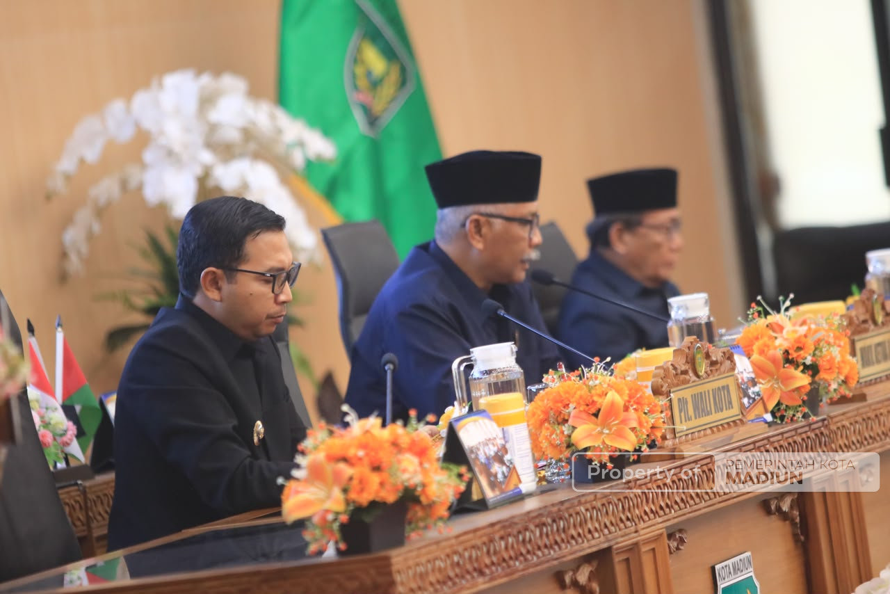 Sampaikan Nota Penjelasan Empat Raperda, Plt Wali Kota Madiun Tekankan Penyesuaian Regulasi