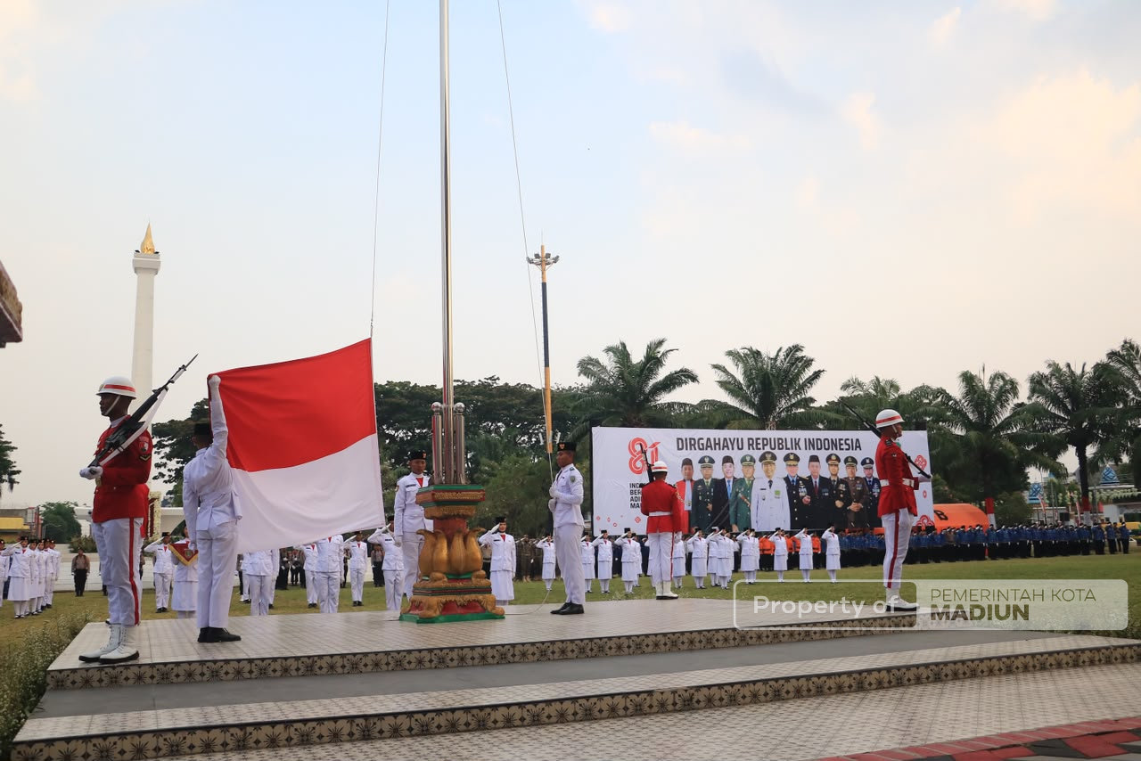 Gelar Upacara Penurunan Sang Merah Putih, Plt Wali Kota Madiun Apresiasi Perjuangan Paskibraka