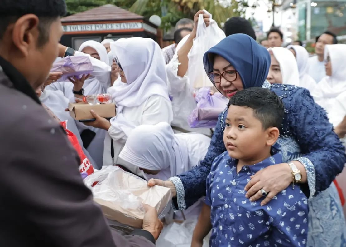 Bagi Takjil Dengan UMKM Dan SMPN 1, Wali Kota : Ajang Pelajaran Peduli Sesama