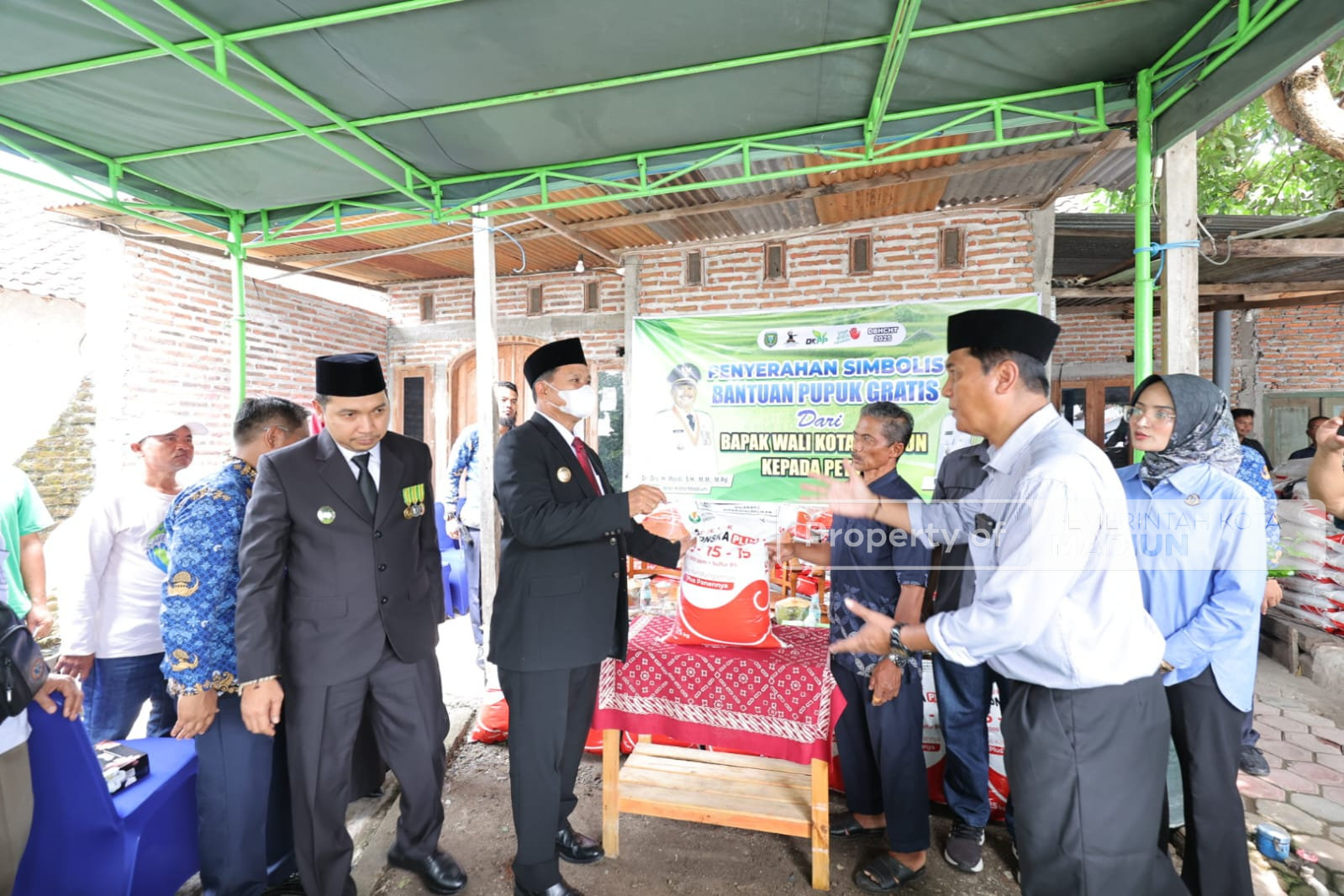 Dongkrak Produktivitas Pertanian, Wali Kota Madiun Serahkan Pupuk Program Bantuan