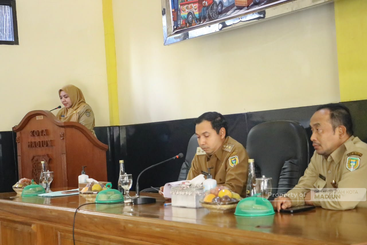 Beri Pembinaan PKL, Plt Wali Kota Tegaskan PKL Wajib Jaga Kebersihan