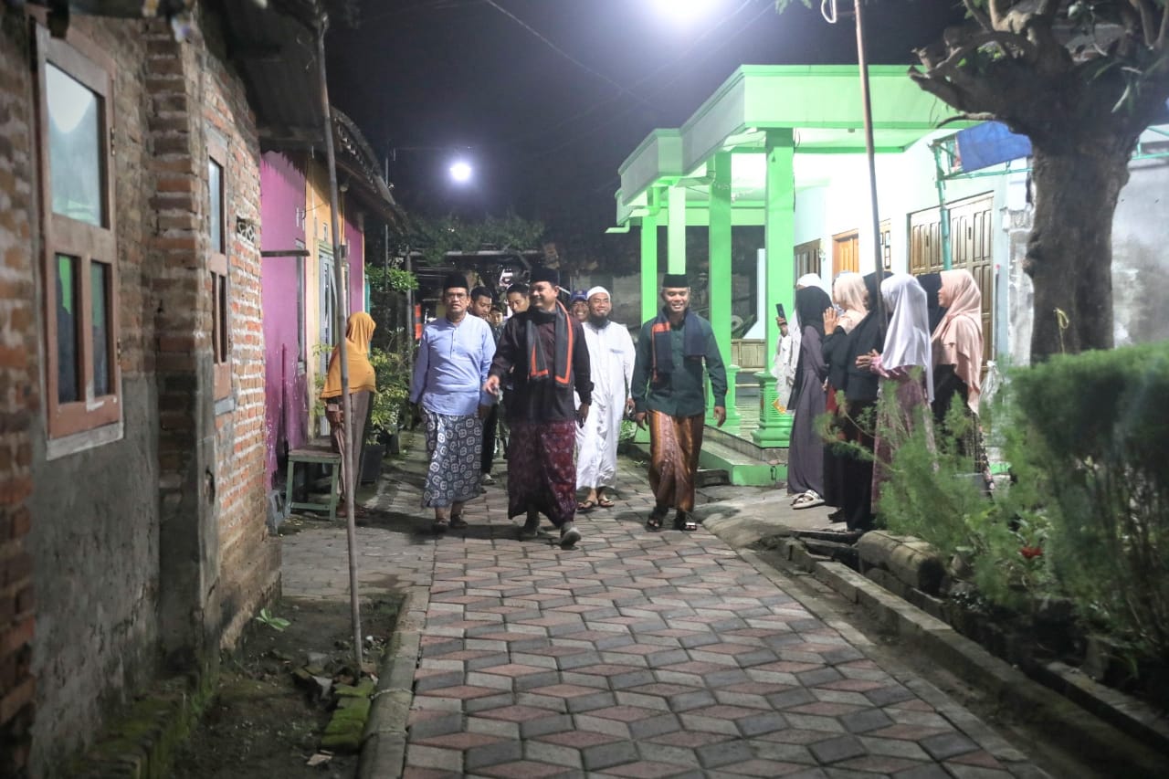 Salat Isya di Mushala Al-Ikhlas Ngegong, Wali Kota Sampaikan Program Pembangunan