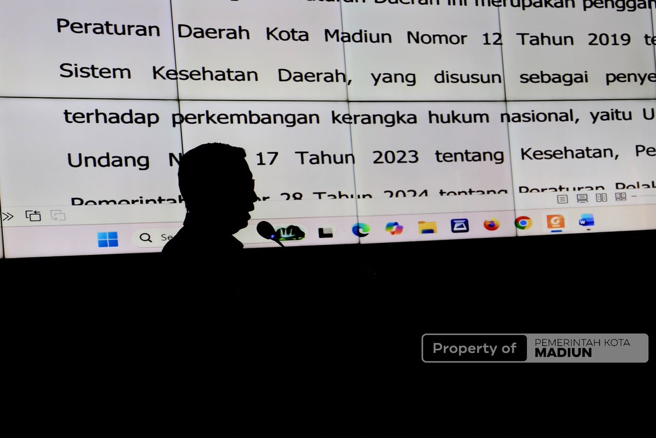 Sampaikan Nota Penjelasan Empat Raperda, Plt Wali Kota Madiun Tekankan Penyesuaian Regulasi