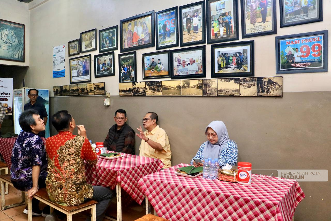 Deputi Pelayanan Publik KemenPAN-RB Kunjungi Kota Pendekar, Cicipi Makanan Khas sebelum ke Balai Kota