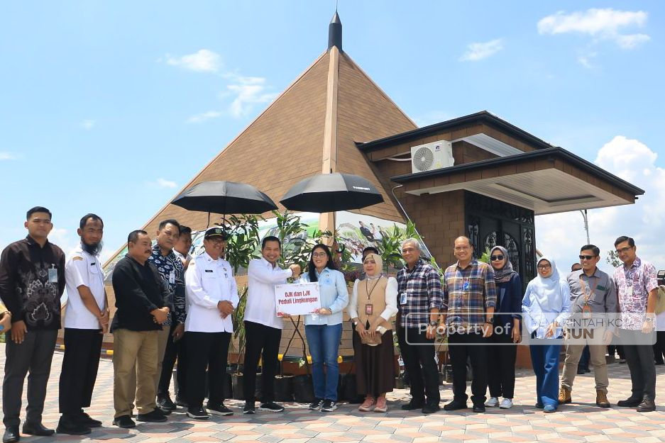 Dukung Pengelolaan Sampah Berkelanjutan, OJK Kediri Serahkan Ratusan Bibit Tanaman