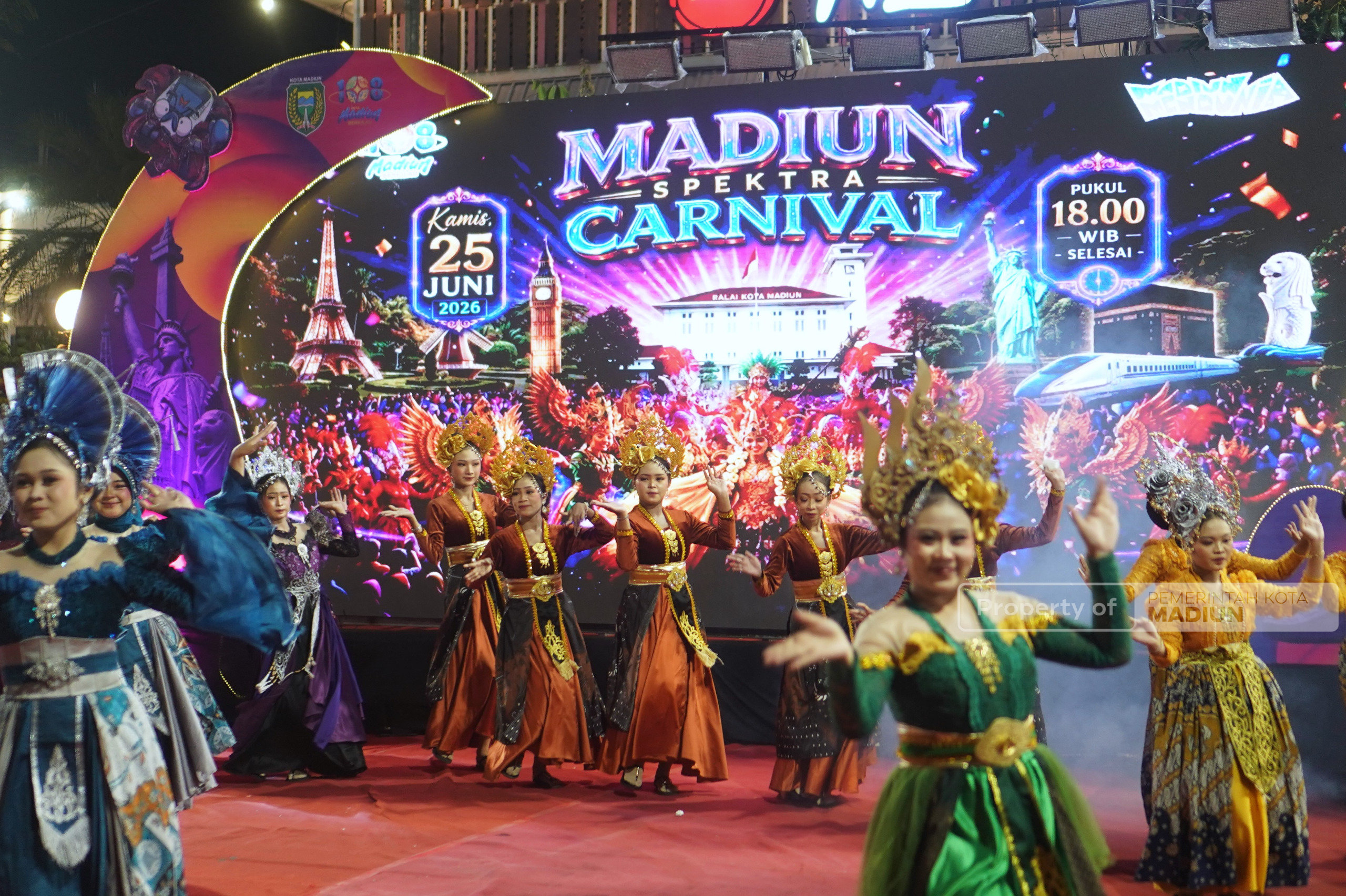 Ribuan Masyarakat Tumplek Blek, Madiun Spektra Carnival Gemerlapkan Malam Kota Pendekar, Wali Kota Sampaikan Apresiasi dan Terima Kasih