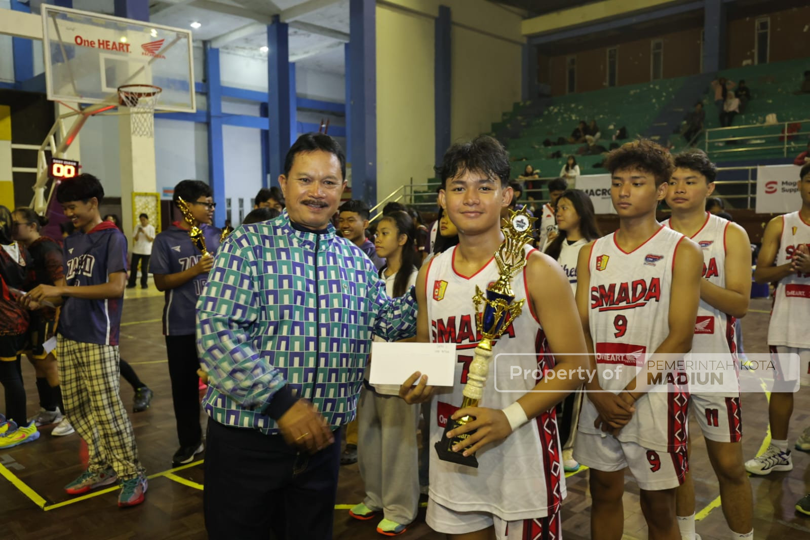 Tutup Junior Basket Vaganza di GOR Wilis, Wali Kota Harap Pembinaan Atlet Muda Berkelanjutan