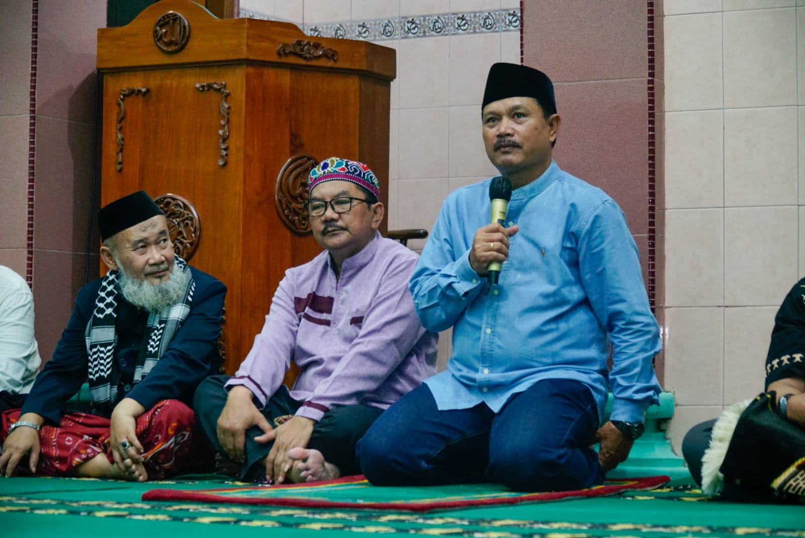 Shalat Isya Berjamaah Di Masjid Al Falah, Wali Kota Ajak Masyarakat Jaga Kerukunan