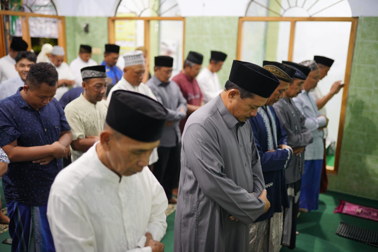 Wali Kota Salat Isya di Musala Al Palang, Juga Bersilaturahmi Hingga Salurkan Bantuan
