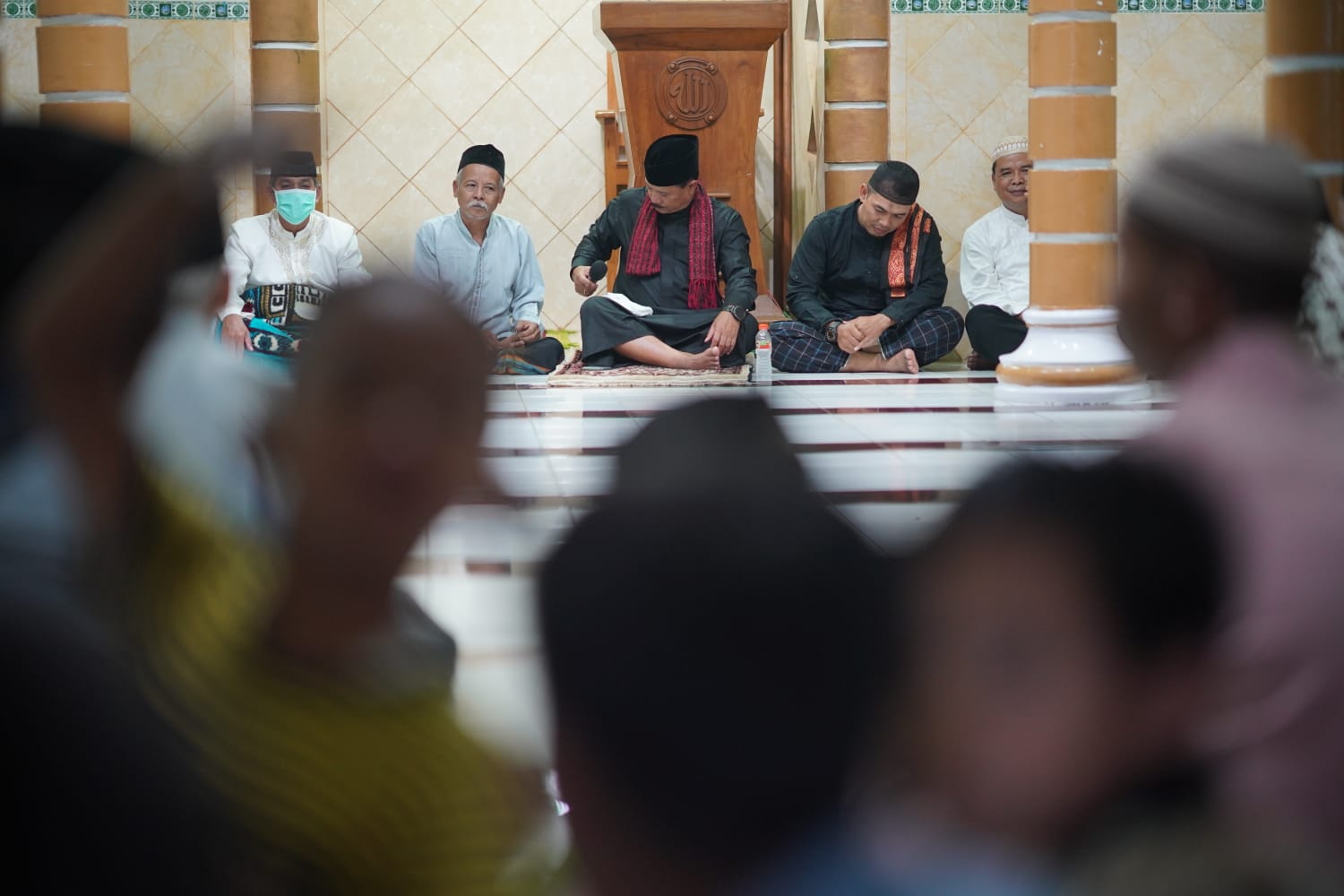 Salat Isya di Masjid Baiturohman Kelurahan Rejomulyo, Jamaah Minta Bantuan Rp 10 Juta, Wali Kota Kasih Rp 15 Juta