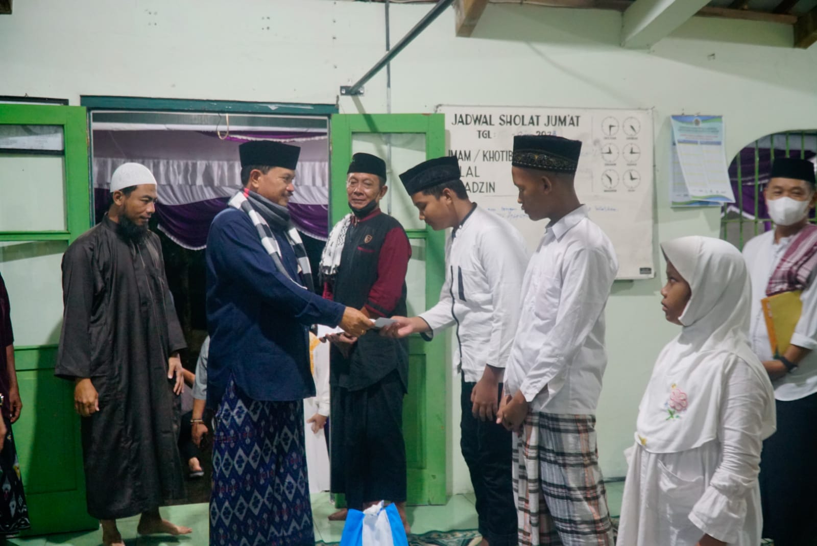Beribadah di Masjid Al Ichsan, Wali Kota Sampaikan Program Pembangunan