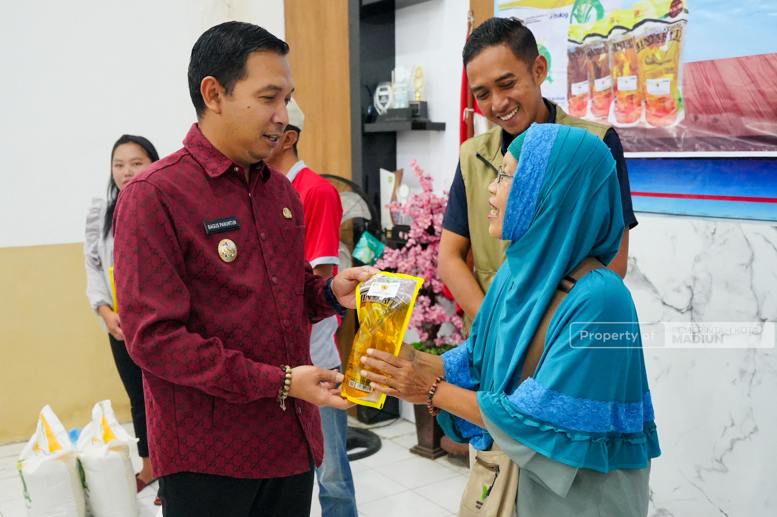 Kembali Serahkan Bantuan Pangan, Plt Wali Kota Madiun Pastikan Kebutuhan Pokok Warga Aman Jelang Idulfitri