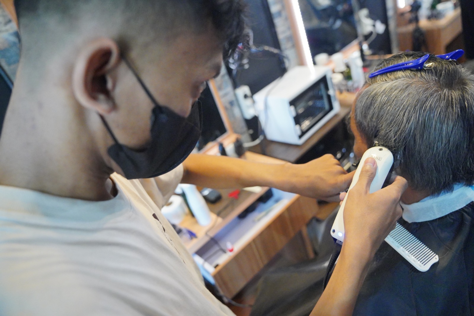 Hadiri Pembukaan Barbershop, Wali Kota Pelaku Usaha Ramaikan Ekonomi Kota