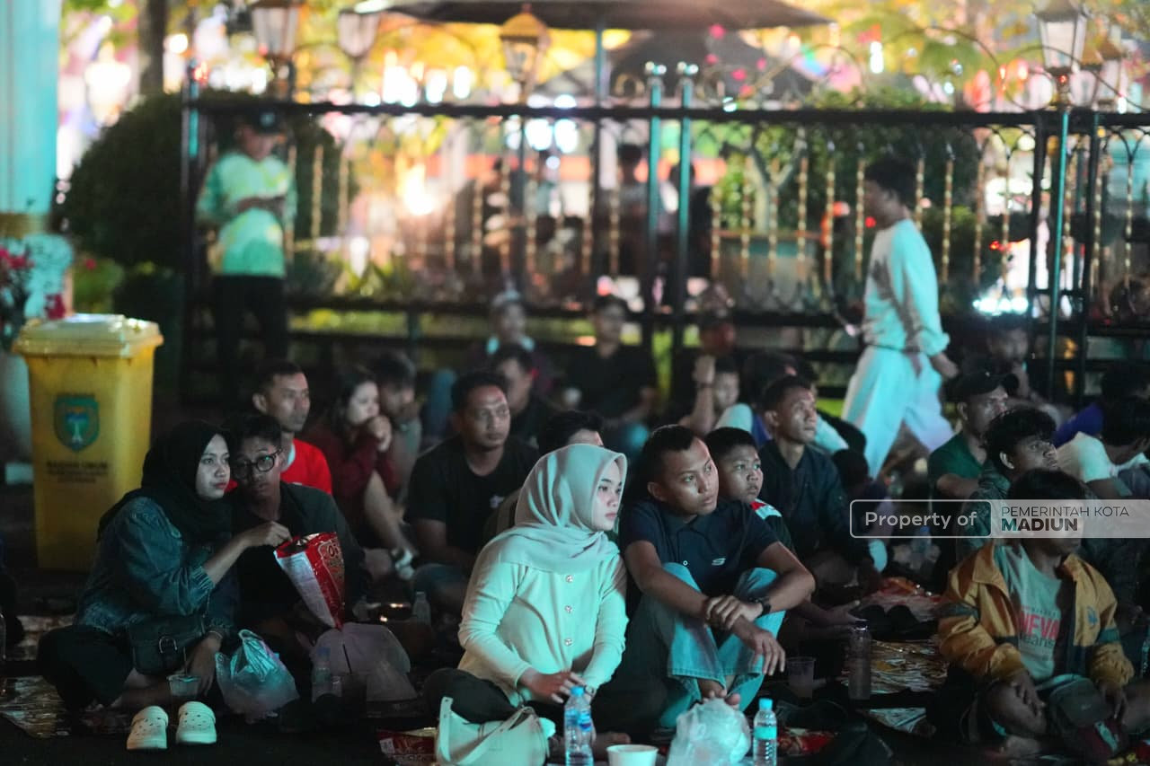 Sempat Diguyur Hujan, Ratusan Warga Tetap Antusias Nobar Final FIFA Series 2026 di Balai Kota Madiun
